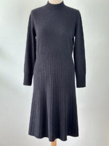 Robe noire laine mérinos et cachemire plissée mi-longue Elena1