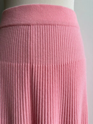 Long pleated light pink knitted wool skirt details – Elsa