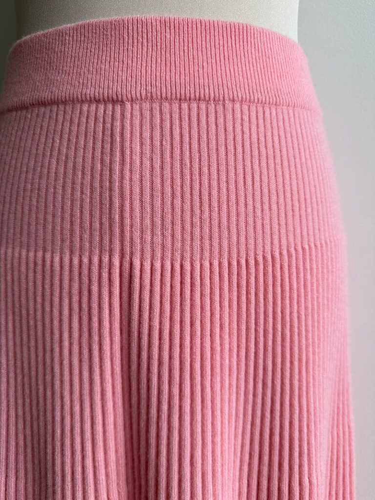 Long pleated light pink knitted wool skirt details – Elsa Long pleated light pink knitted wool skirt details – Elsa