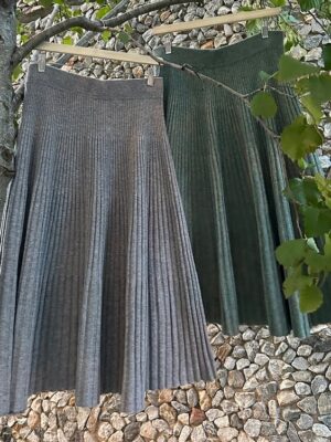 Jupe grande taille longue maille plissée en laine mérinos 100% gris – Vanessa