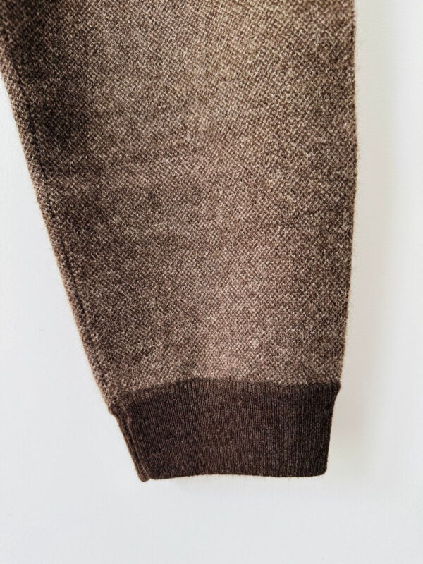 pantalon-laine-yak-femme-marron-detail-texture pantalon-laine-yak-femme-marron-detail-texture